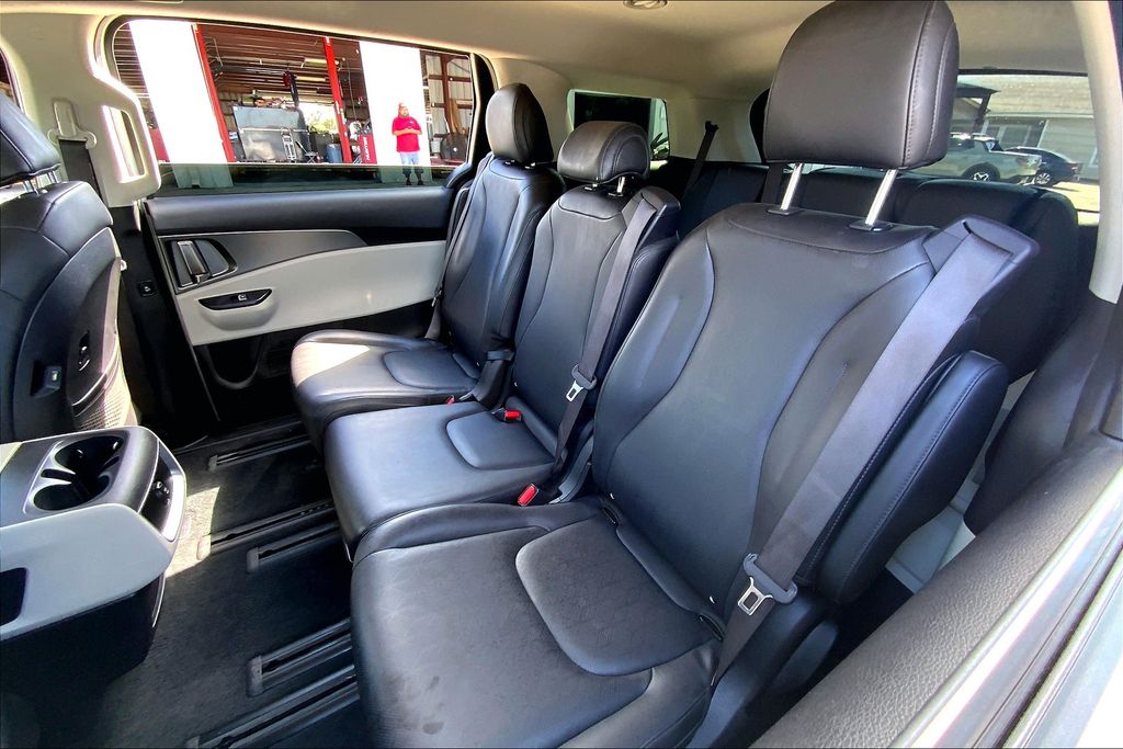 2023 Kia Carnival LX photo 19