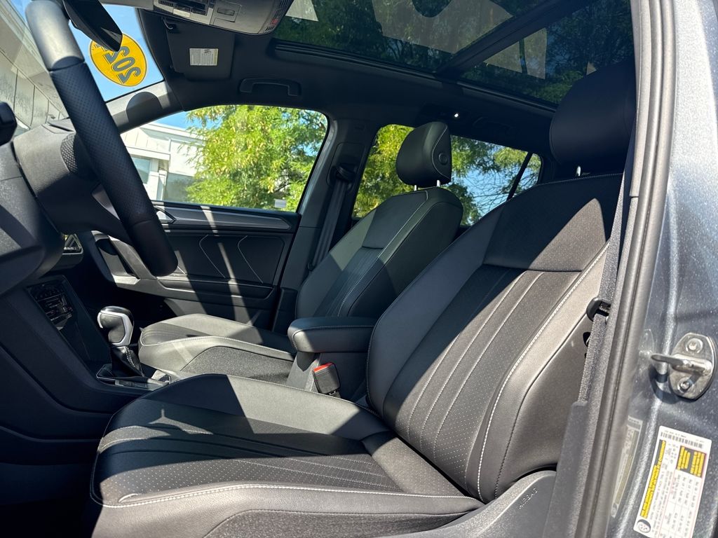 2024 Volkswagen Tiguan SE R-Line Black photo 6
