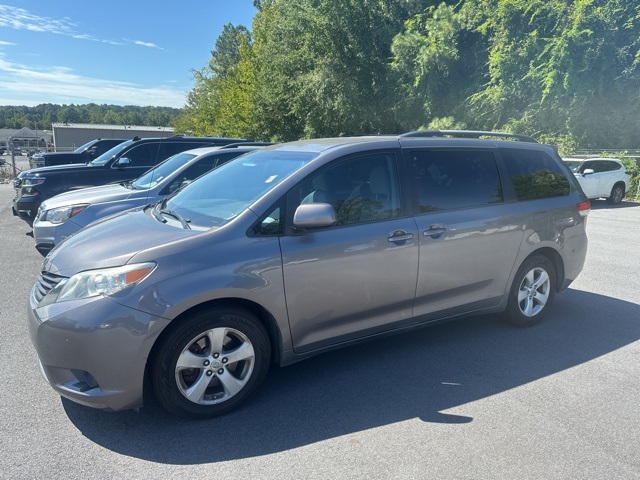 2014 Toyota Sienna LE photo 2