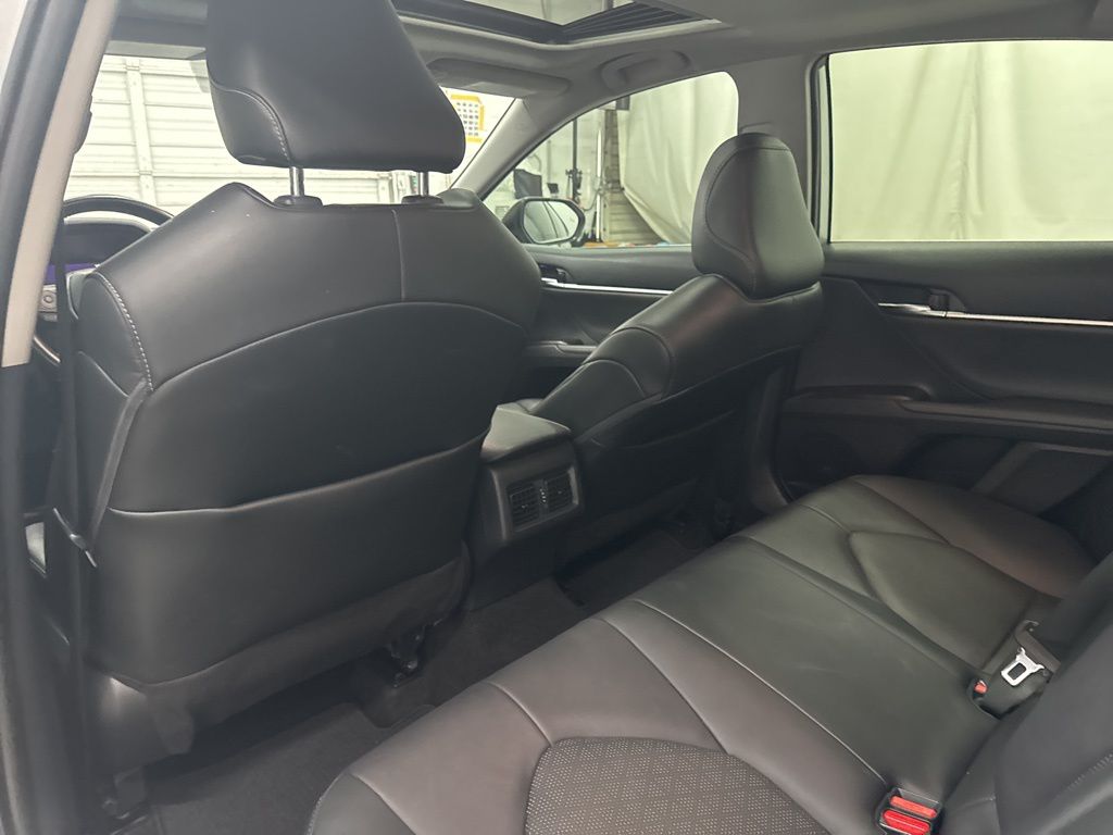 2022 Toyota Camry Hybrid XSE photo 13