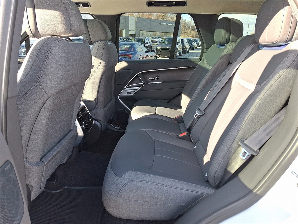 2025 Land Rover Range Rover SE photo 5