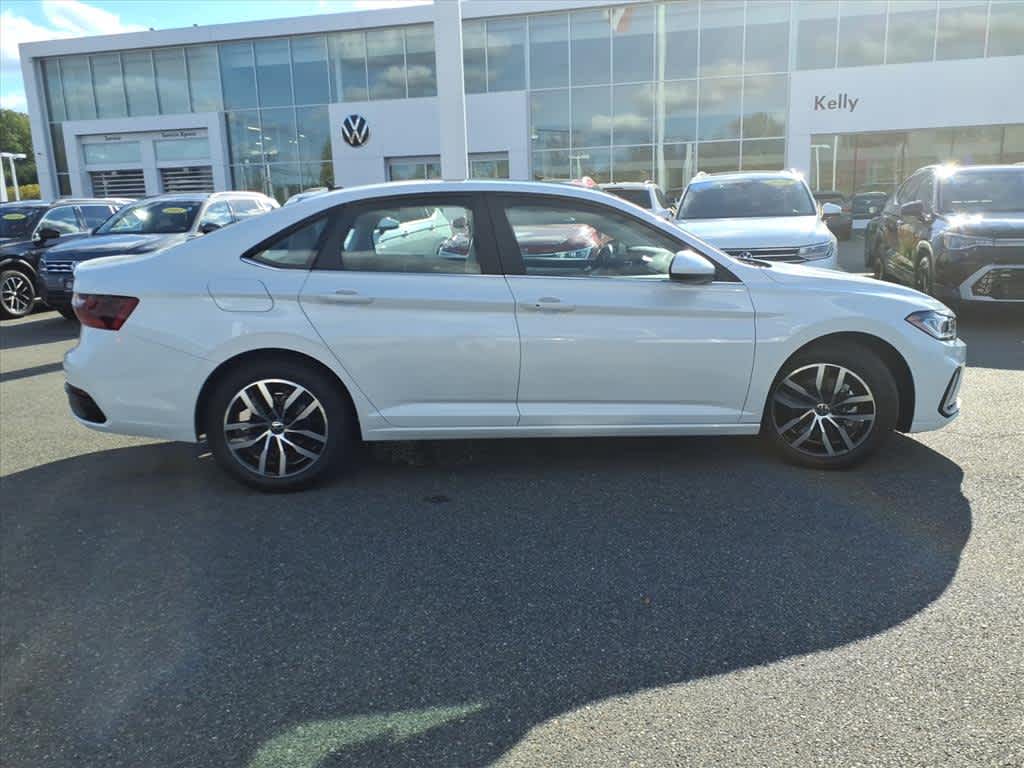 2025 Volkswagen Jetta SE photo 4