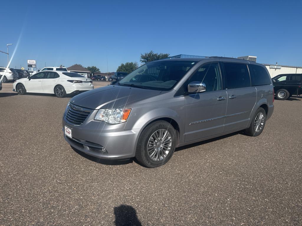 2014 Chrysler Town & Country photo 2