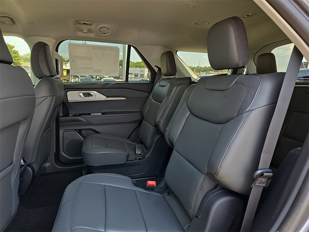 2025 Ford Explorer photo 7