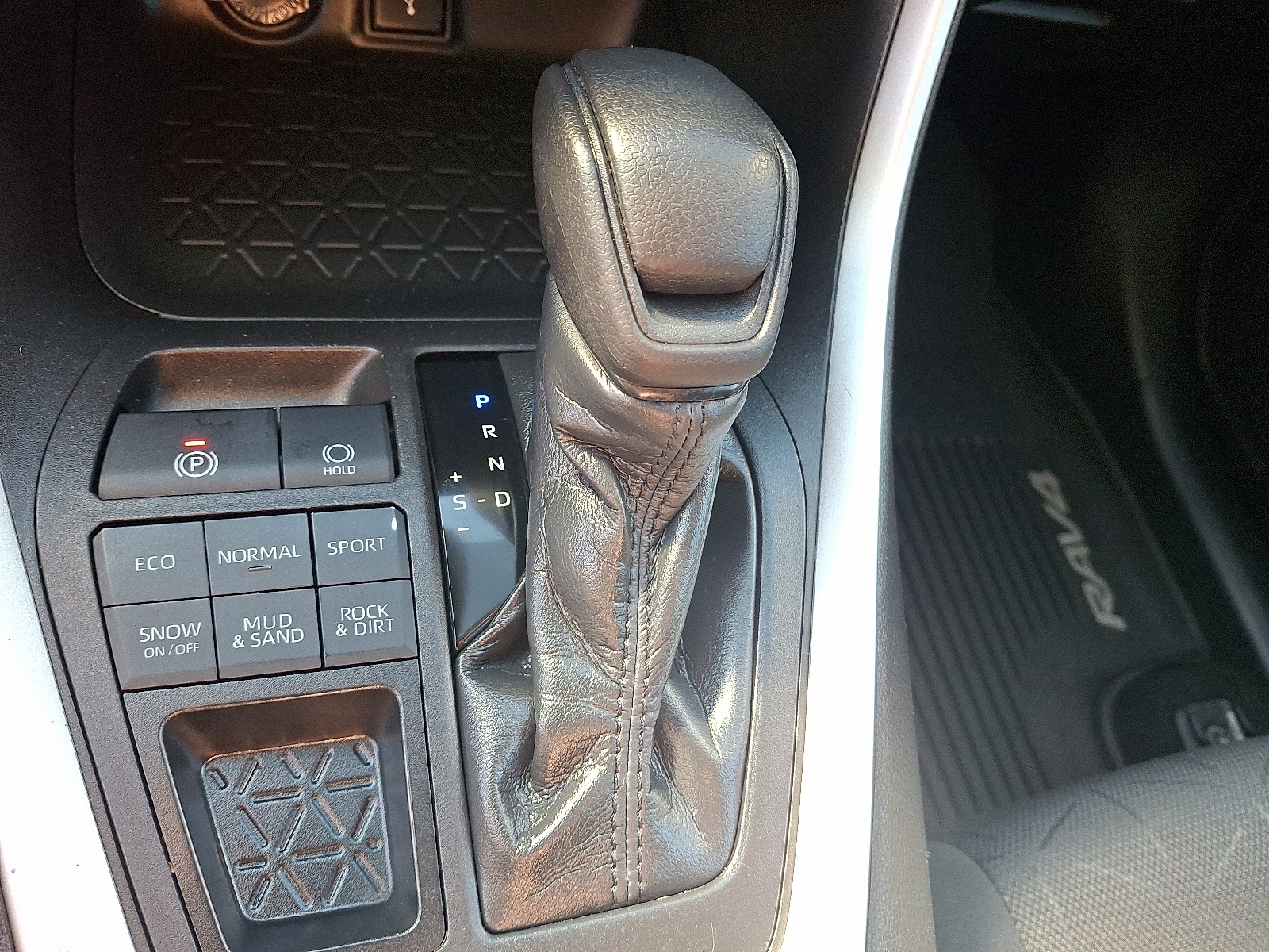 2020 Toyota RAV4 XLE photo 14