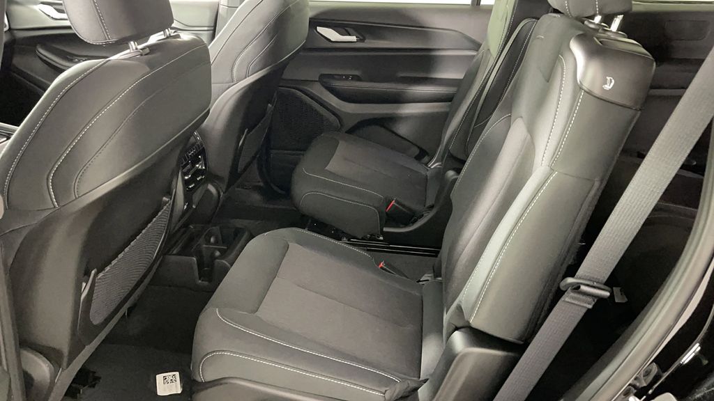 2025 Jeep Grand Cherokee Laredo X photo 13