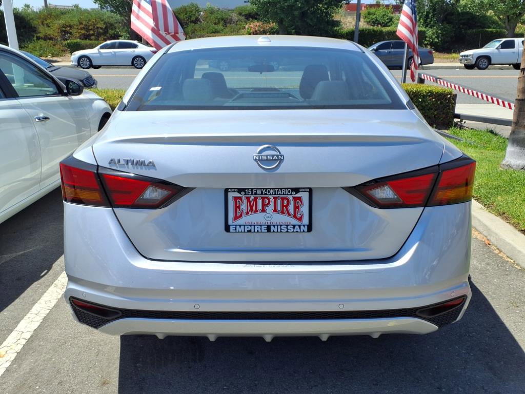 2025 Nissan Altima SV photo 4
