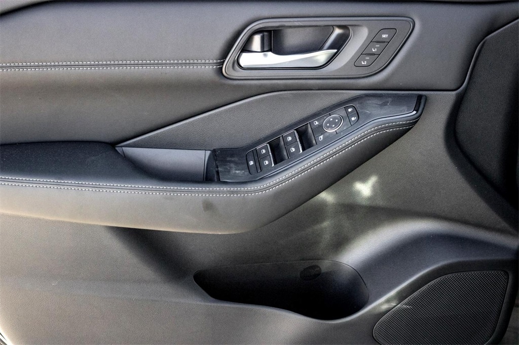 2025 Nissan Rogue SL photo 7