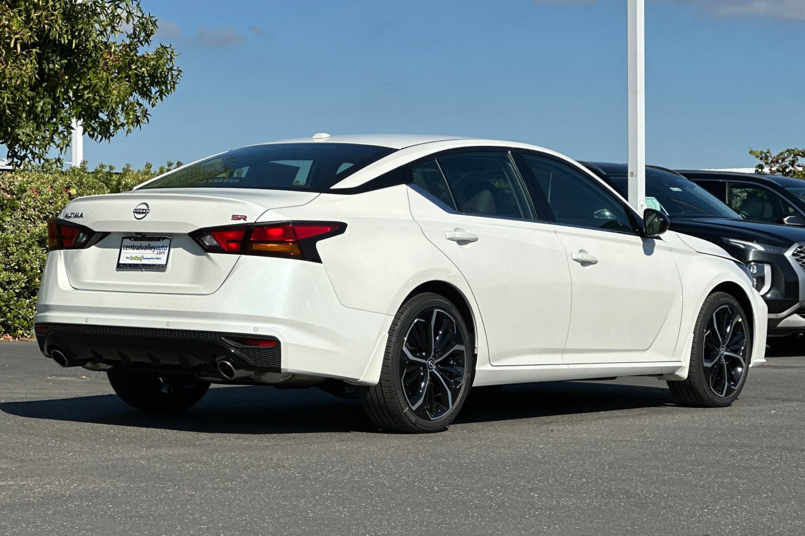 2025 Nissan Altima SR photo 4