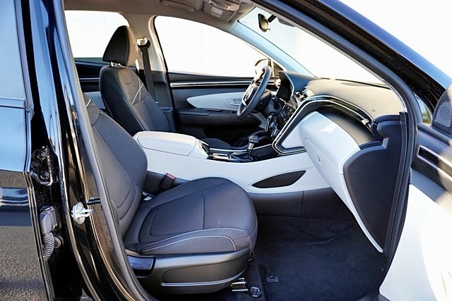 Used 2023 Black Hyundai SE image 9