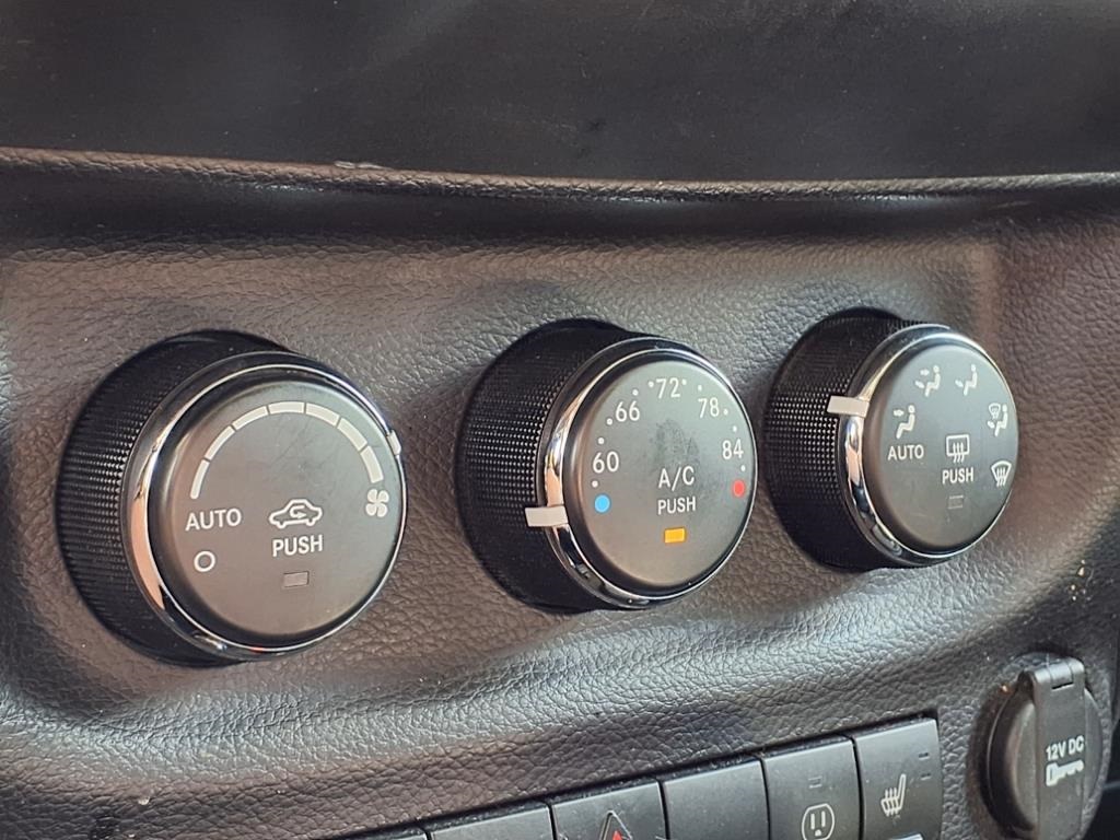 2015 Jeep Wrangler Unlimited Sahara photo 19