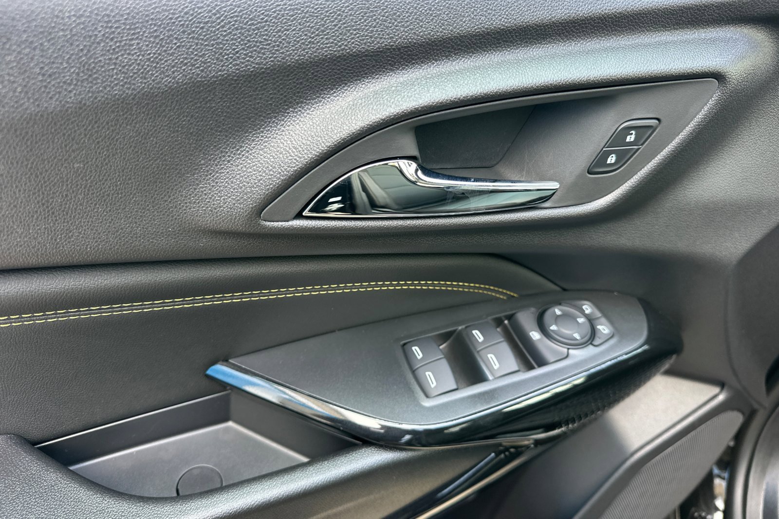 2025 Chevrolet Trax LT photo 7