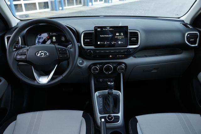 2025 Hyundai Venue SEL photo 9