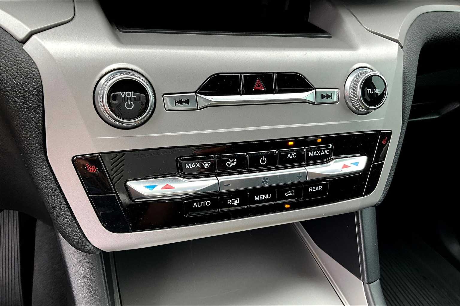 2024 Ford Explorer XLT photo 30
