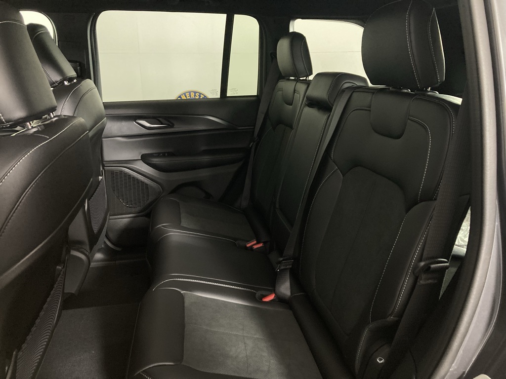 2025 Jeep Grand Cherokee Laredo photo 4
