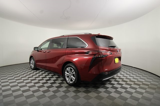 2024 Toyota Sienna Platinum photo 3
