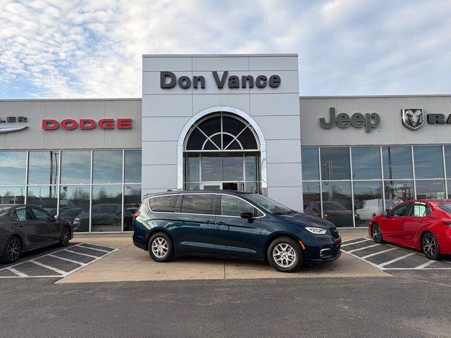 2024 Chrysler Pacifica Touring L's photo