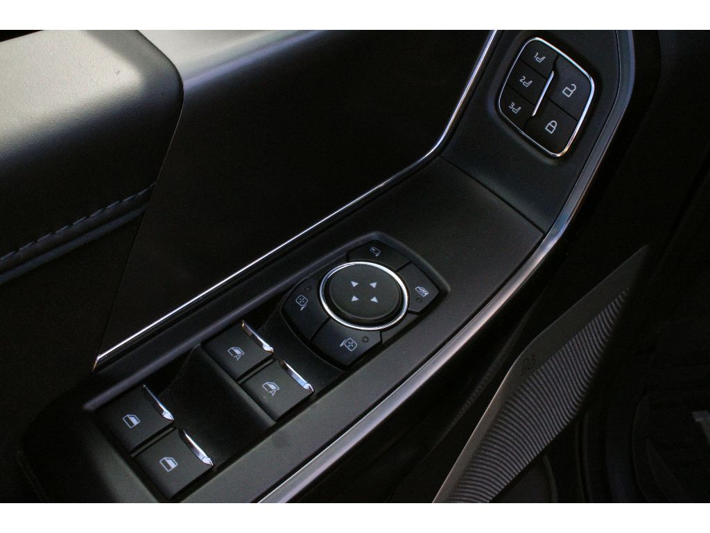 2024 Ford F-150 Platinum photo 2