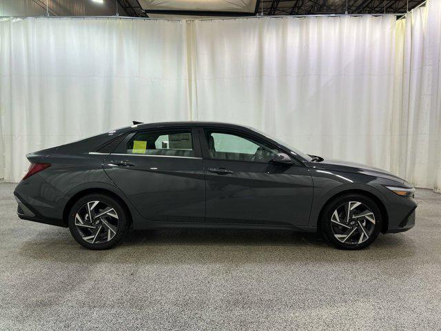 2025 Hyundai Elantra Limited photo 3