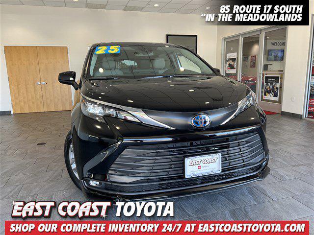 2025 Toyota Sienna XLE's photo