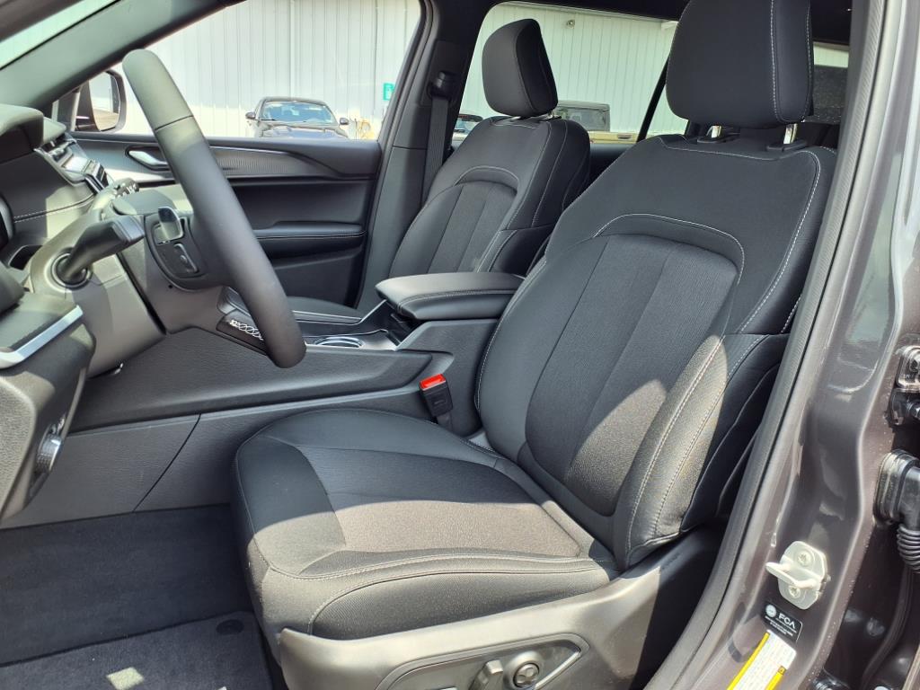 2025 Jeep Grand Cherokee Laredo photo 4