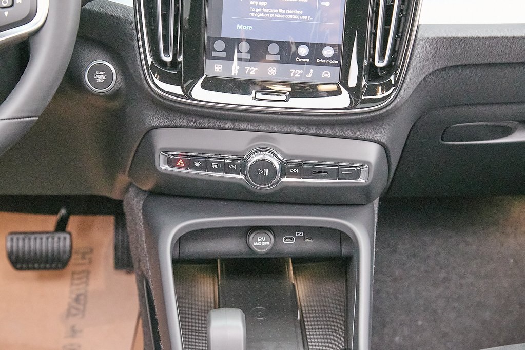 2026 VOLVO XC40 - Image 25