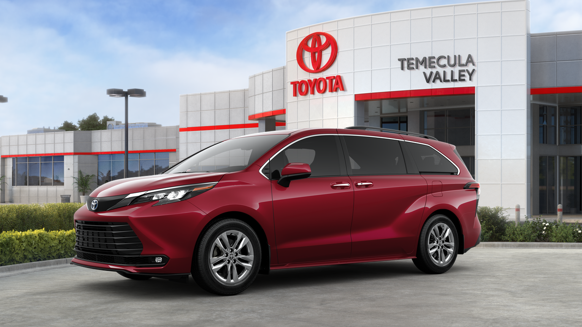 2025 Toyota Sienna XLE photo 2
