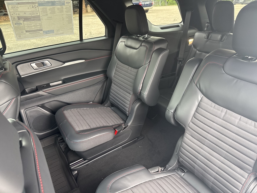 2025 Ford Explorer ST-Line photo 4
