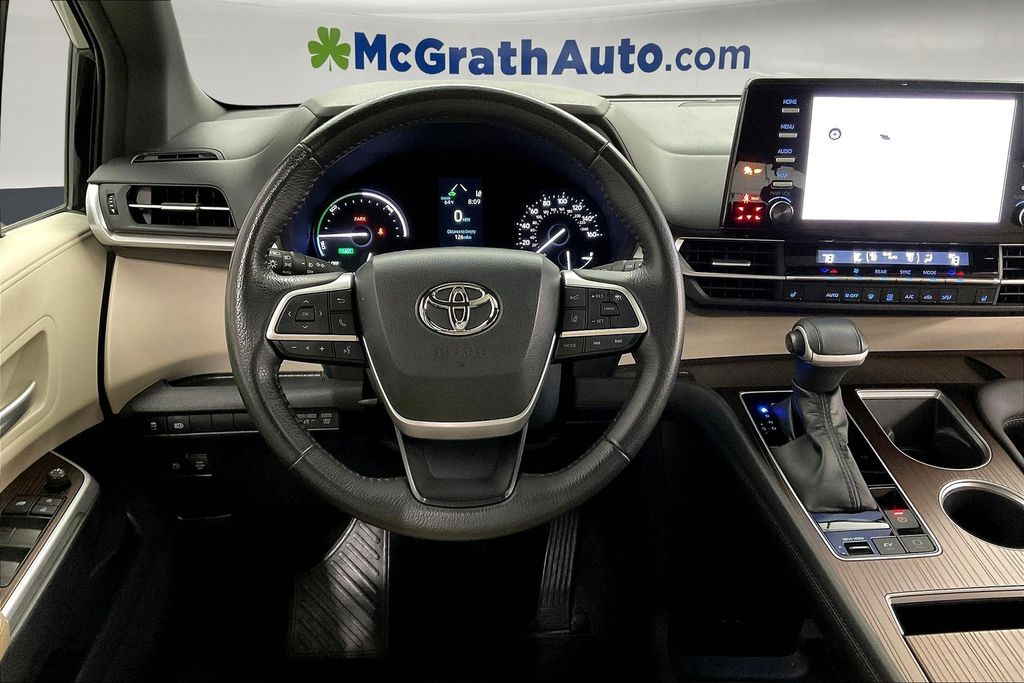 2023 Toyota Sienna XLE photo 6