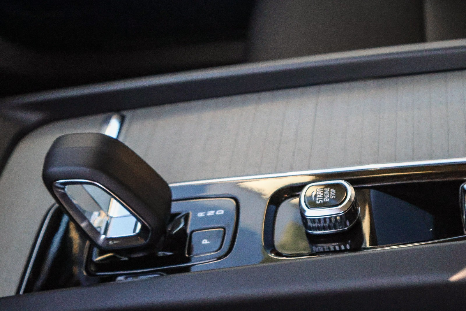 2025 Volvo XC60 B5 Plus photo 17
