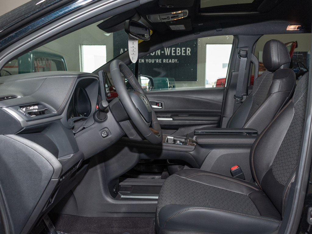 2025 Toyota Sienna Limited photo 6