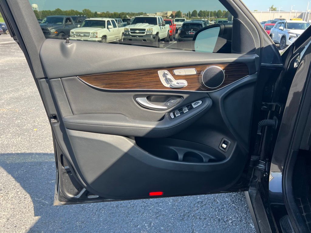 2021 Mercedes Benz GLC 300 photo 12