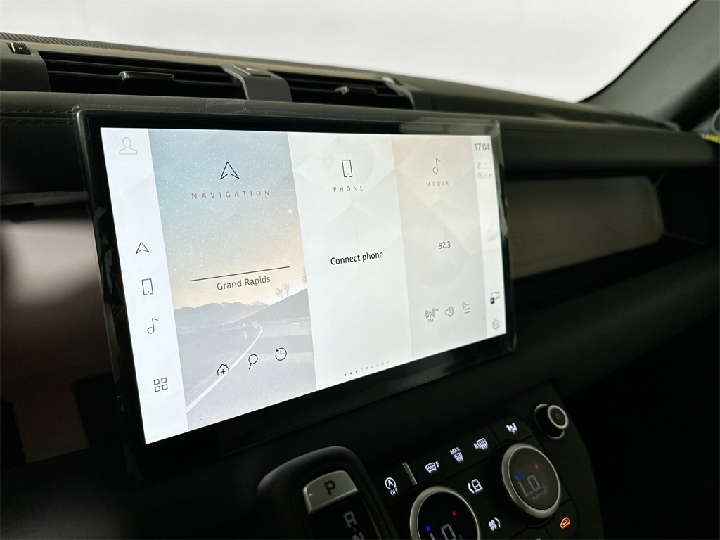 2025 Land Rover Defender 110 X-Dynamic SE photo 16
