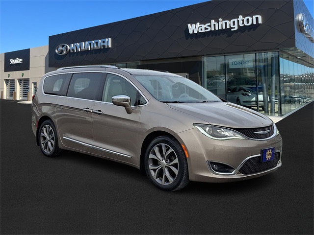 2017 Chrysler Pacifica Limited's photo