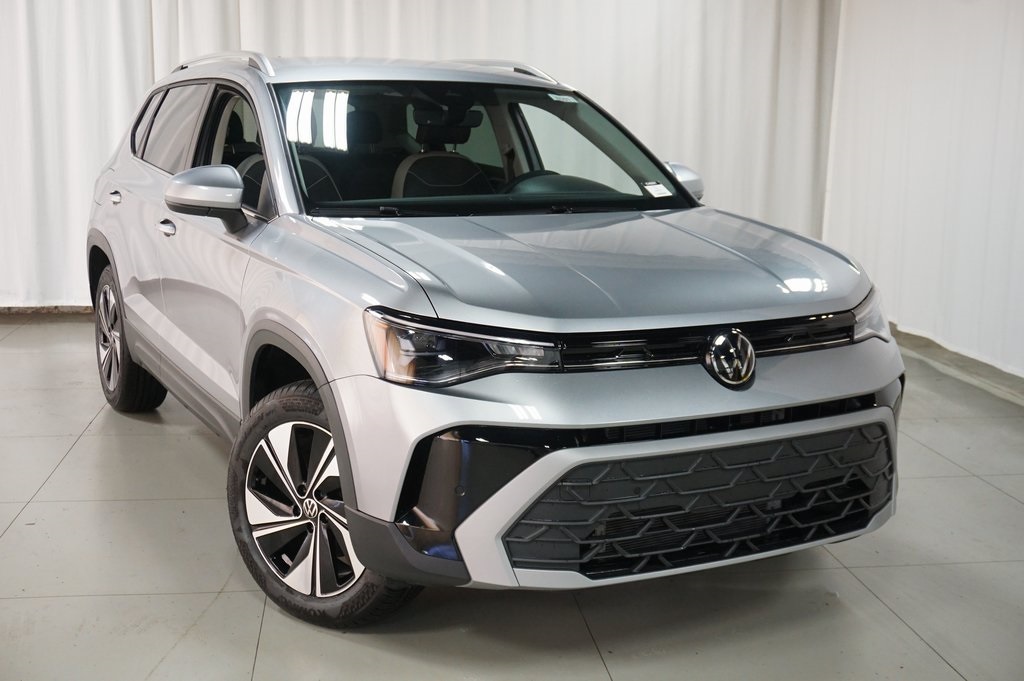 2025 Volkswagen Taos SE photo 3