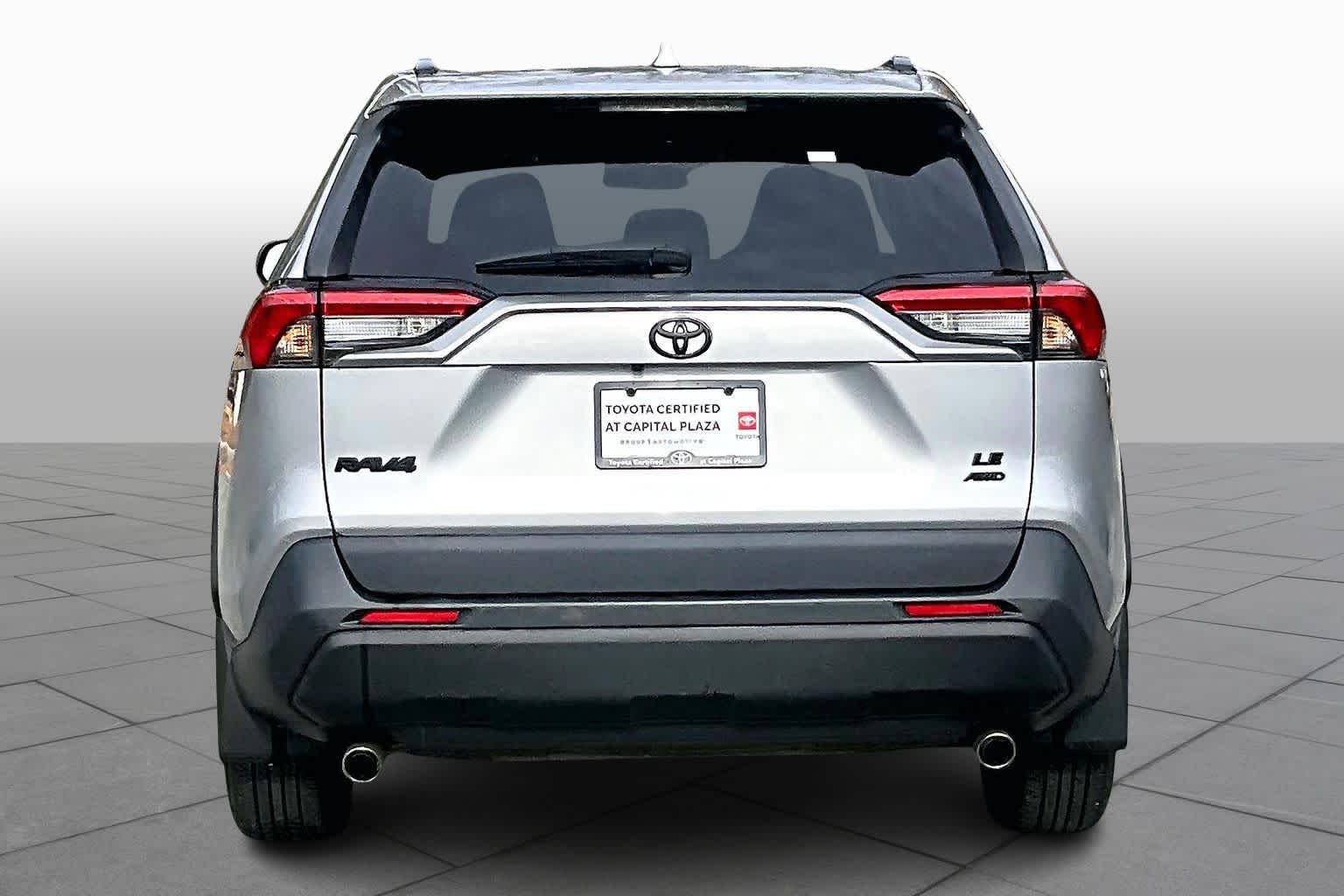 2021 Toyota RAV4 LE photo 4