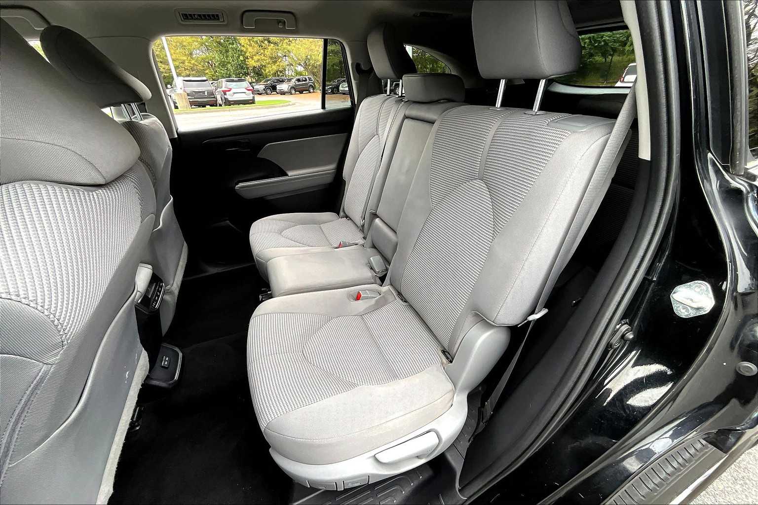 2022 Toyota Highlander LE photo 17