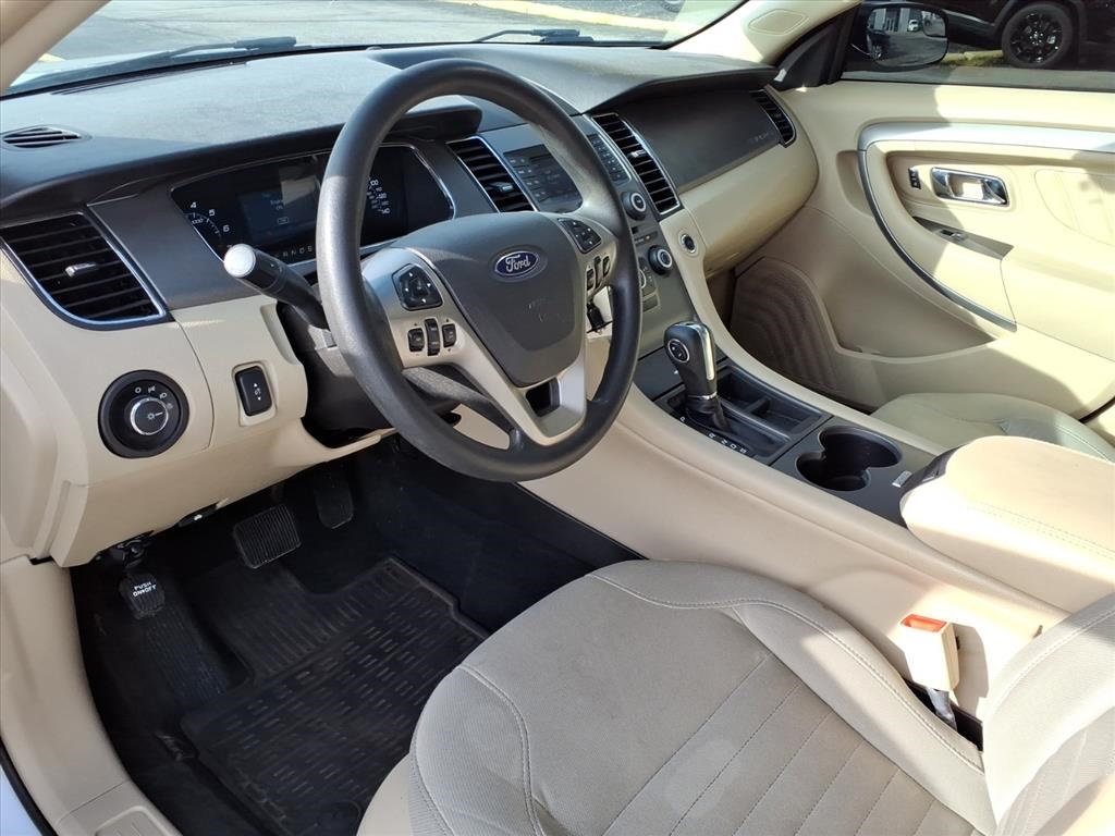 2017 Ford Taurus SE photo 8