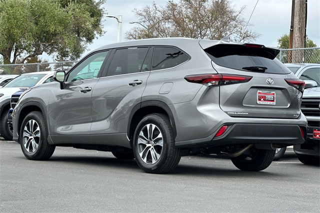 2025 Toyota Highlander XLE photo 6