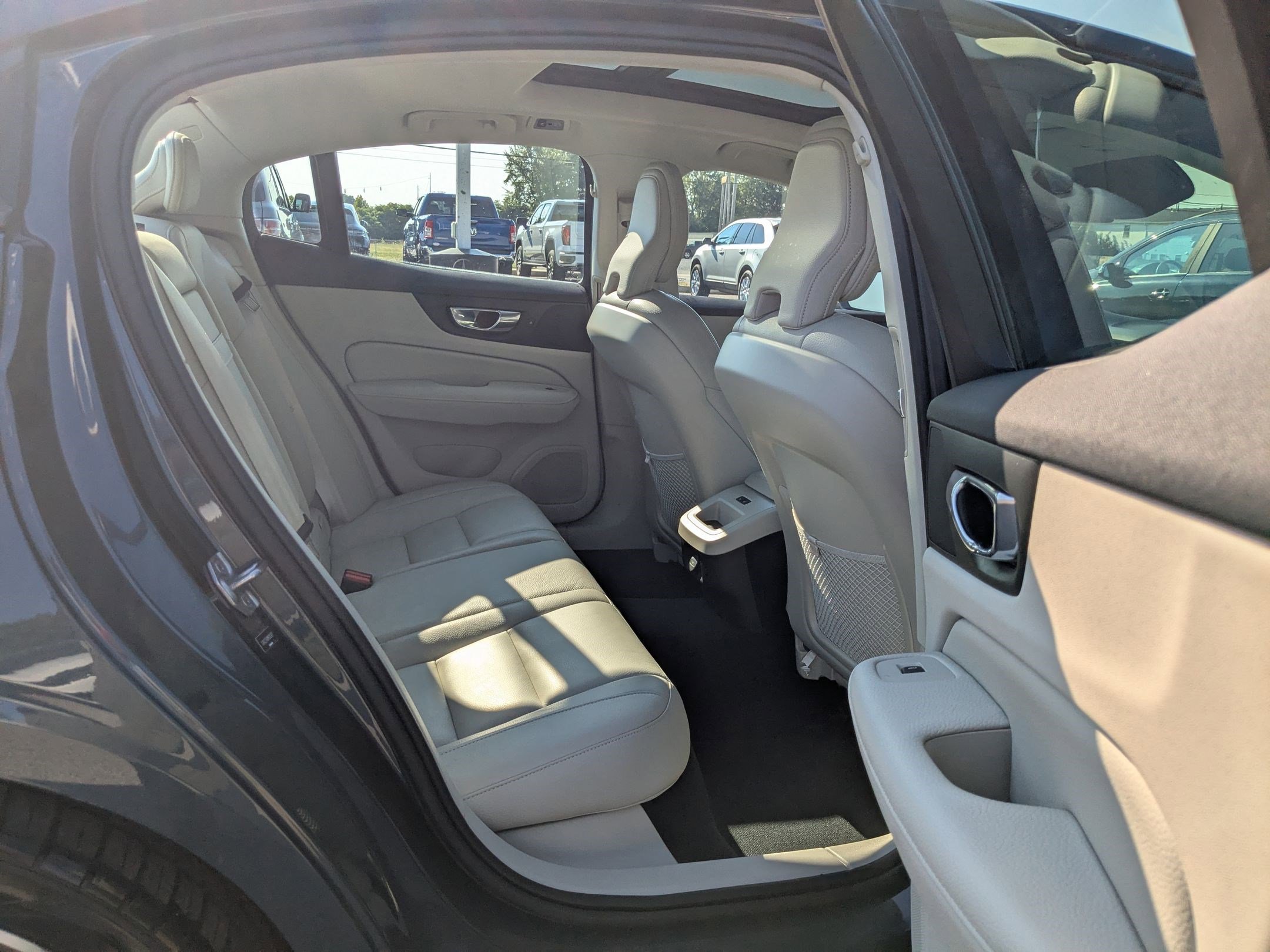 2021 Volvo S60 Momentum photo 31