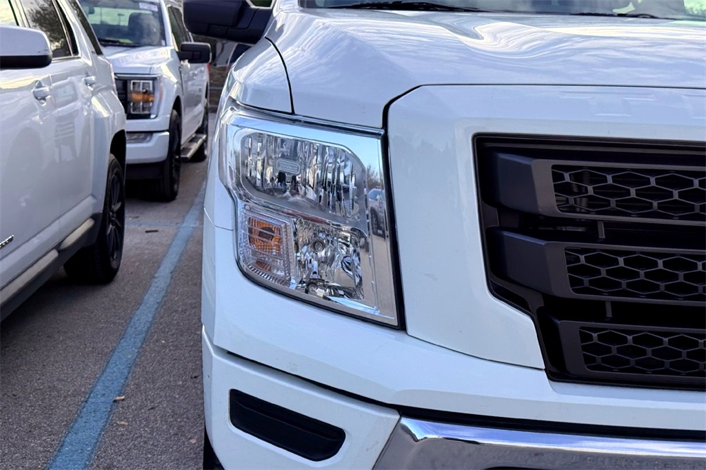 2023 Nissan Titan SV photo 2