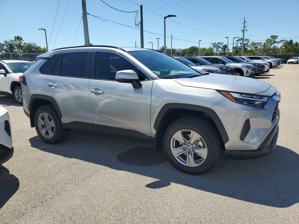 2025 Toyota RAV4 XLE photo 4