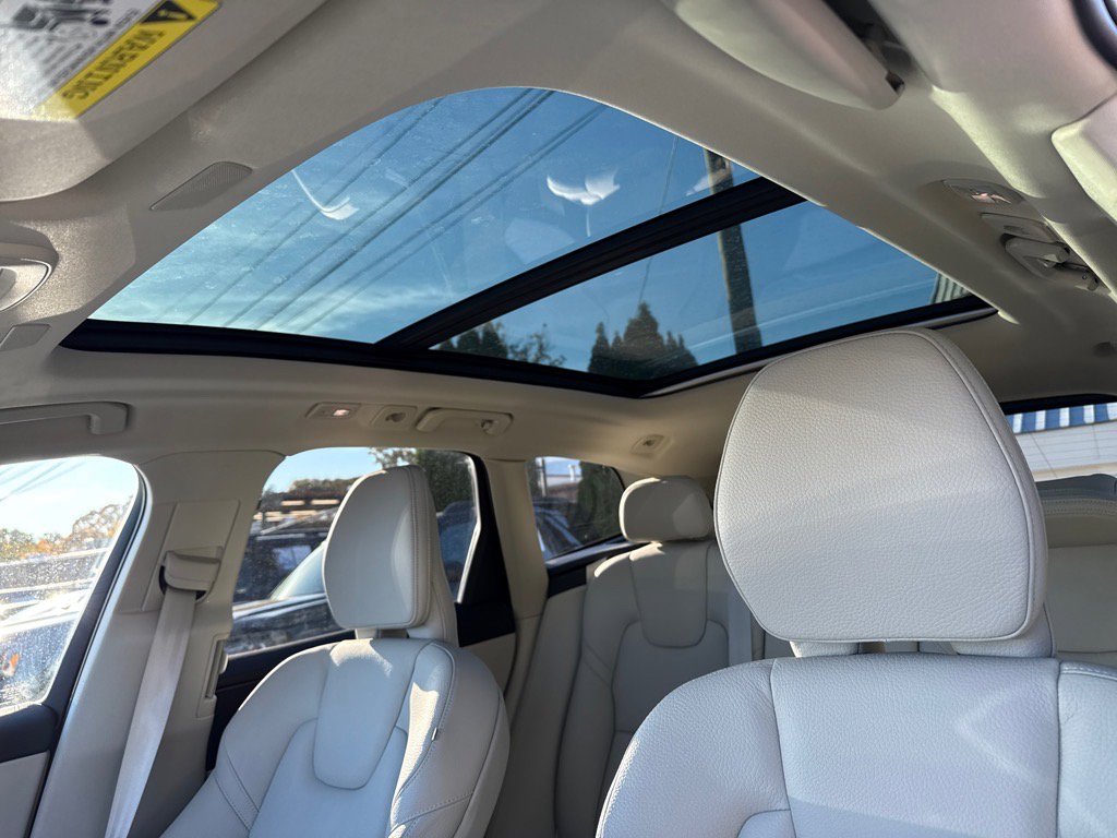 2022 Volvo XC60 Momentum photo 2