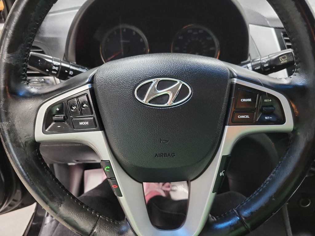 2013 Hyundai Accent SE photo 2