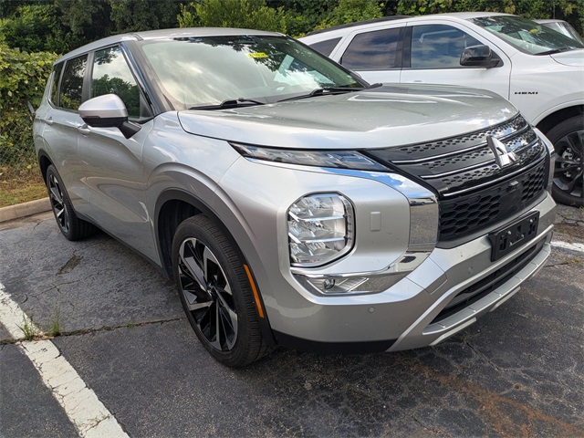 2024 Mitsubishi Outlander SE photo 3