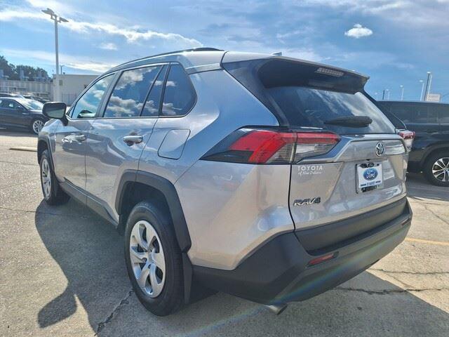 2021 Toyota RAV4 LE photo 3