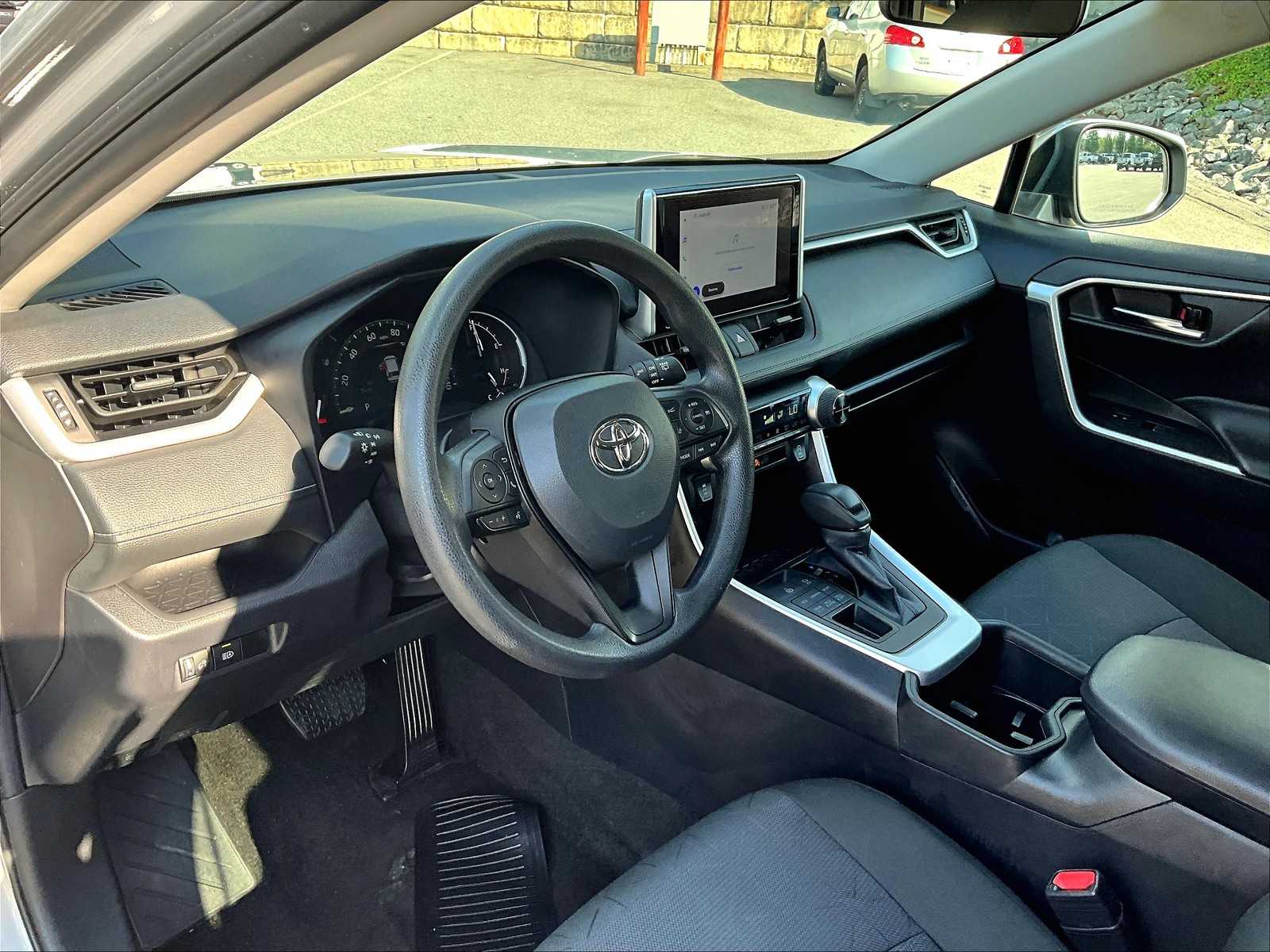 2024 Toyota RAV4 XLE photo 2