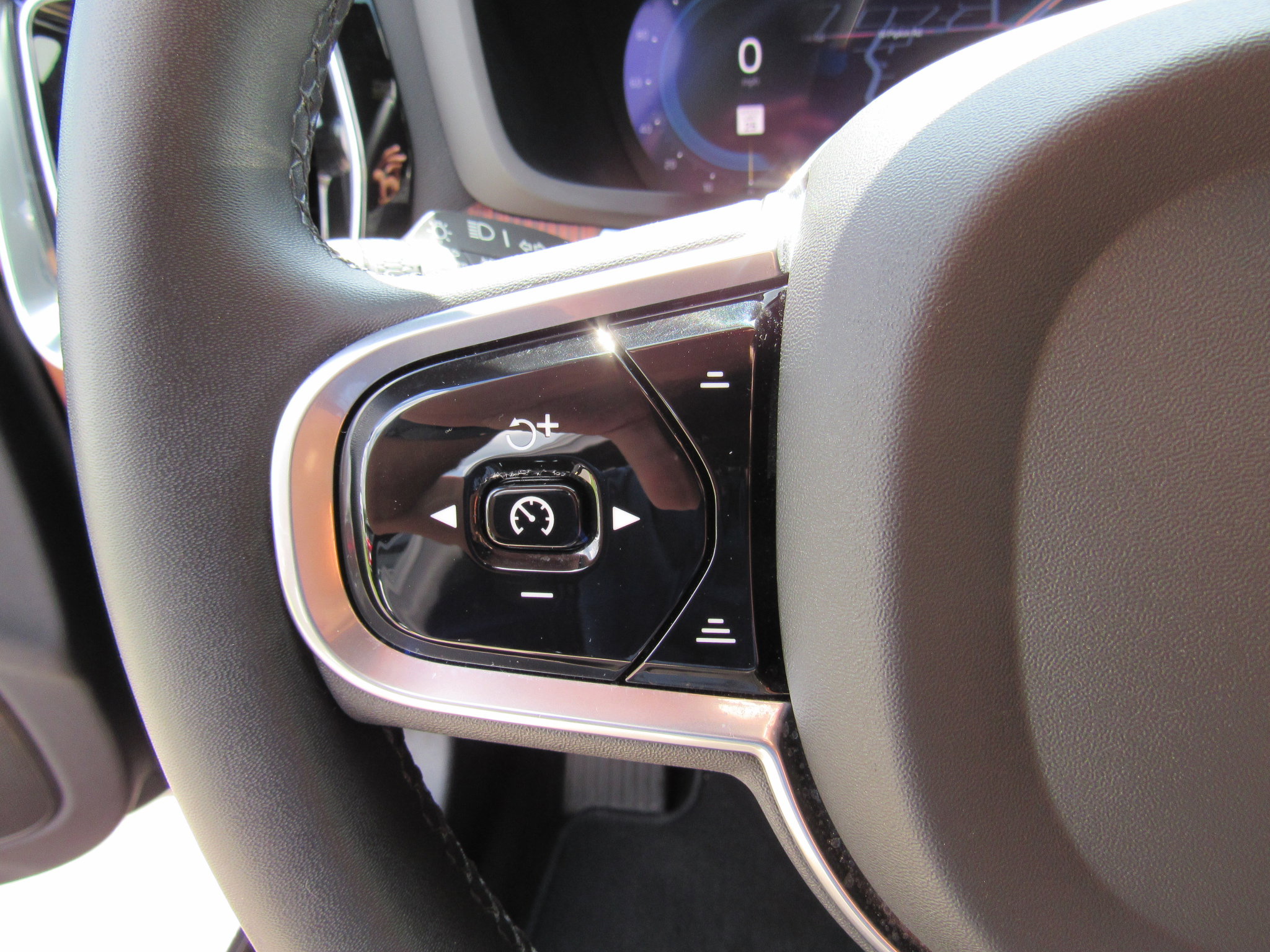 2023 Volvo S60 B5 Plus Black Edition photo 28