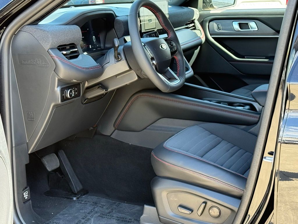 2025 Ford Explorer ST-Line photo 2