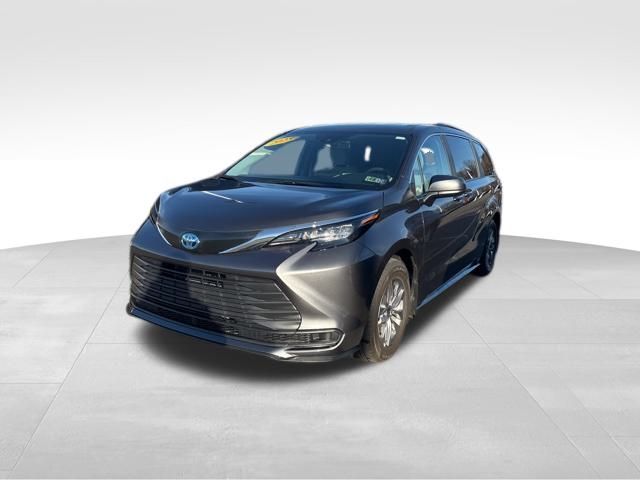 2025 Toyota Sienna LE's photo